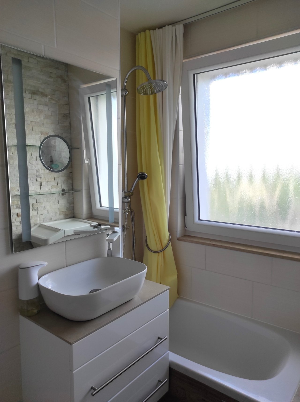 ... mit Badewanne ...