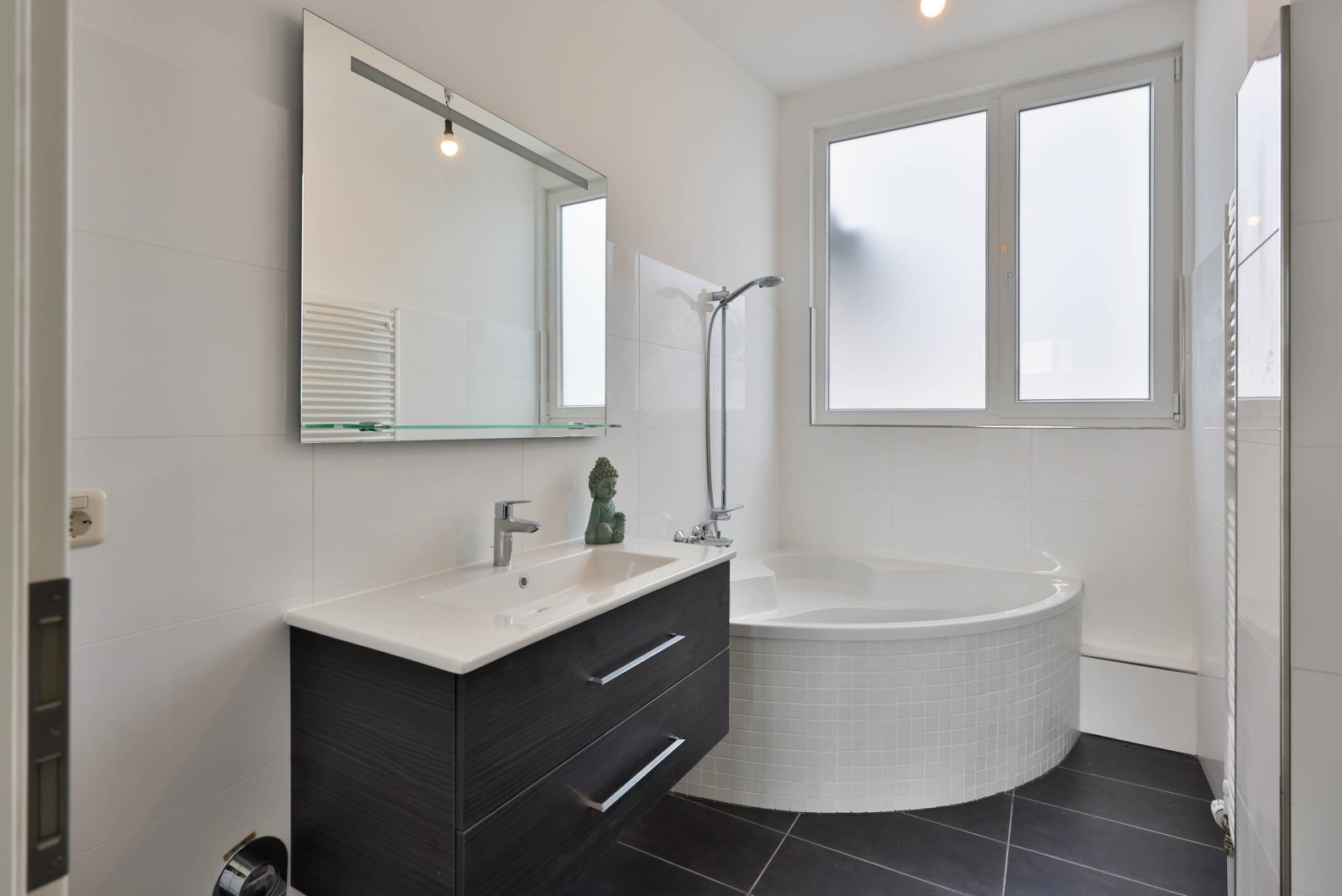 ... mit Eckbadewanne zum Relaxen. 