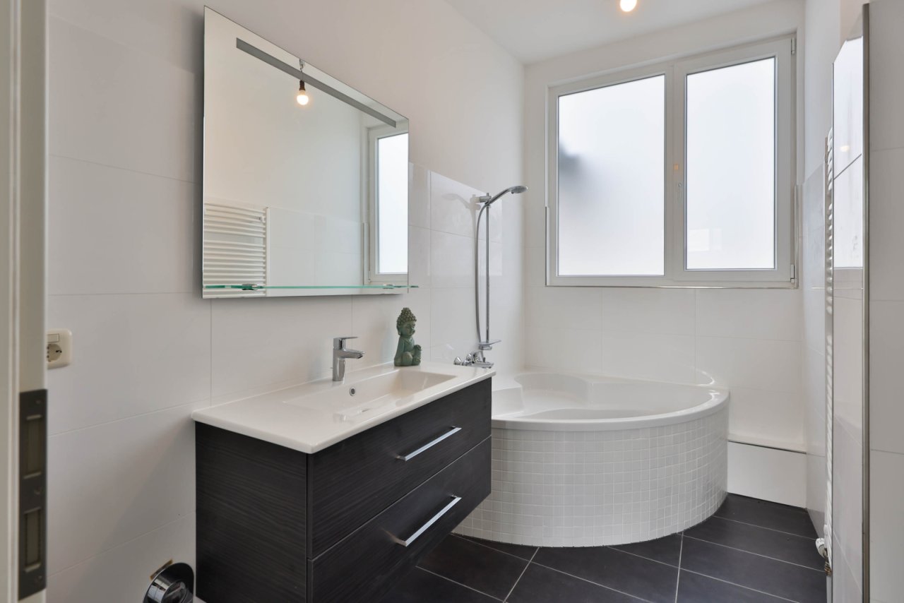 ... mit Eckbadewanne zum Relaxen. ... mit Eckbadewanne zum Relaxen.