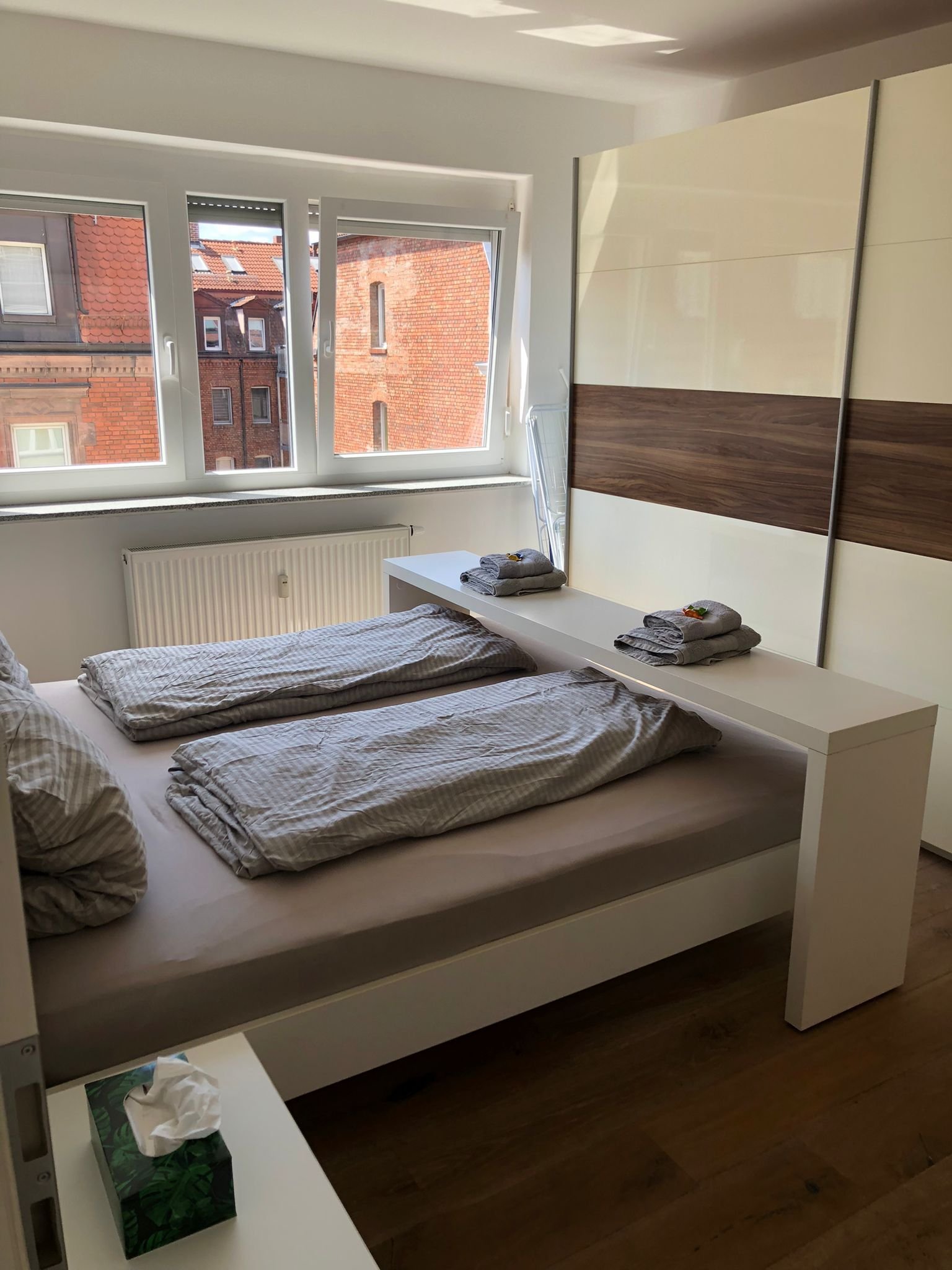 Schlafzimmer mit Doppelbett und Kleiderschrank Schlafzimmer mit Doppelbett und Kleiderschrank