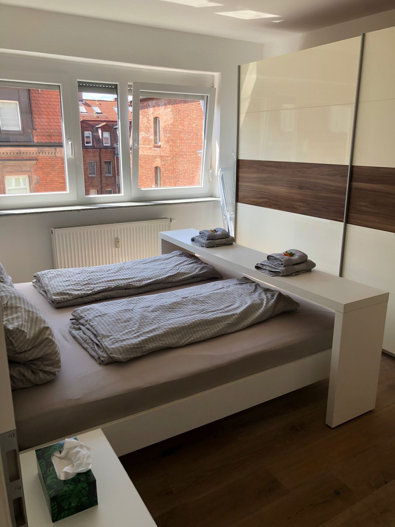 Schlafzimmer mit Doppelbett und Kleiderschrank Schlafzimmer mit Doppelbett und Kleiderschrank