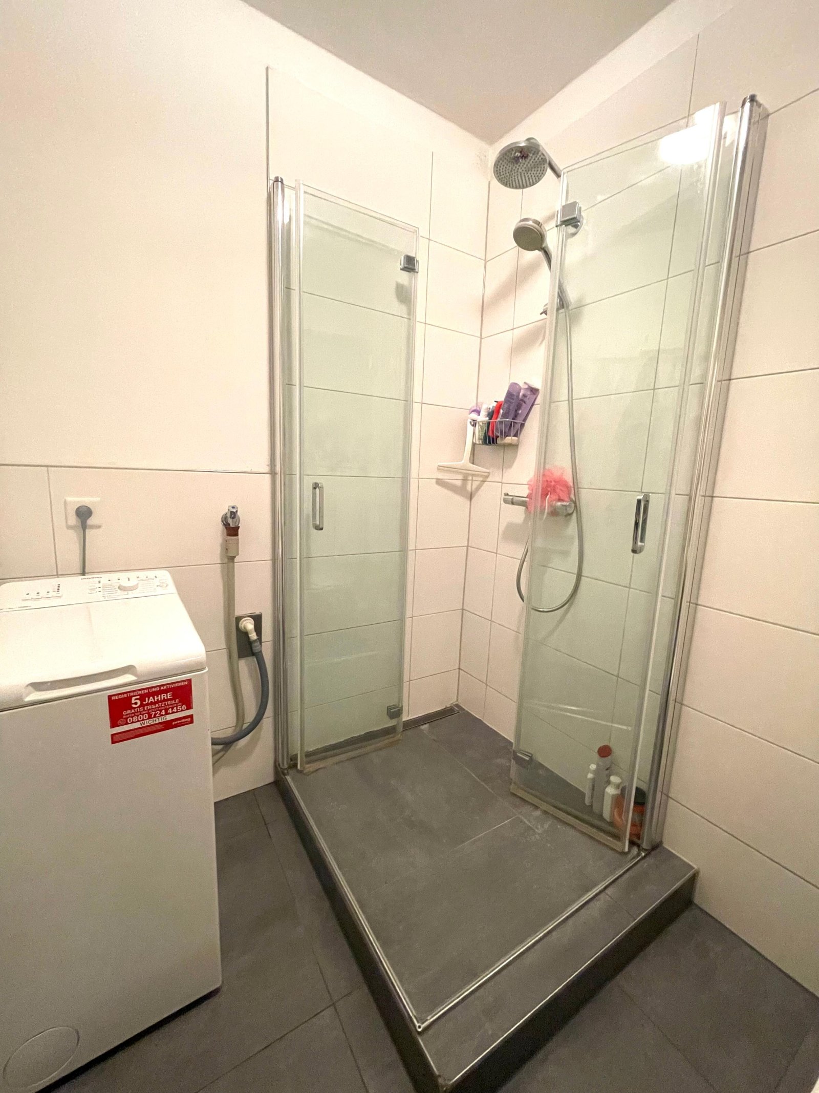 ... mit Dusche und Waschmaschinenanschluss. ... mit Dusche und Waschmaschinenanschluss.