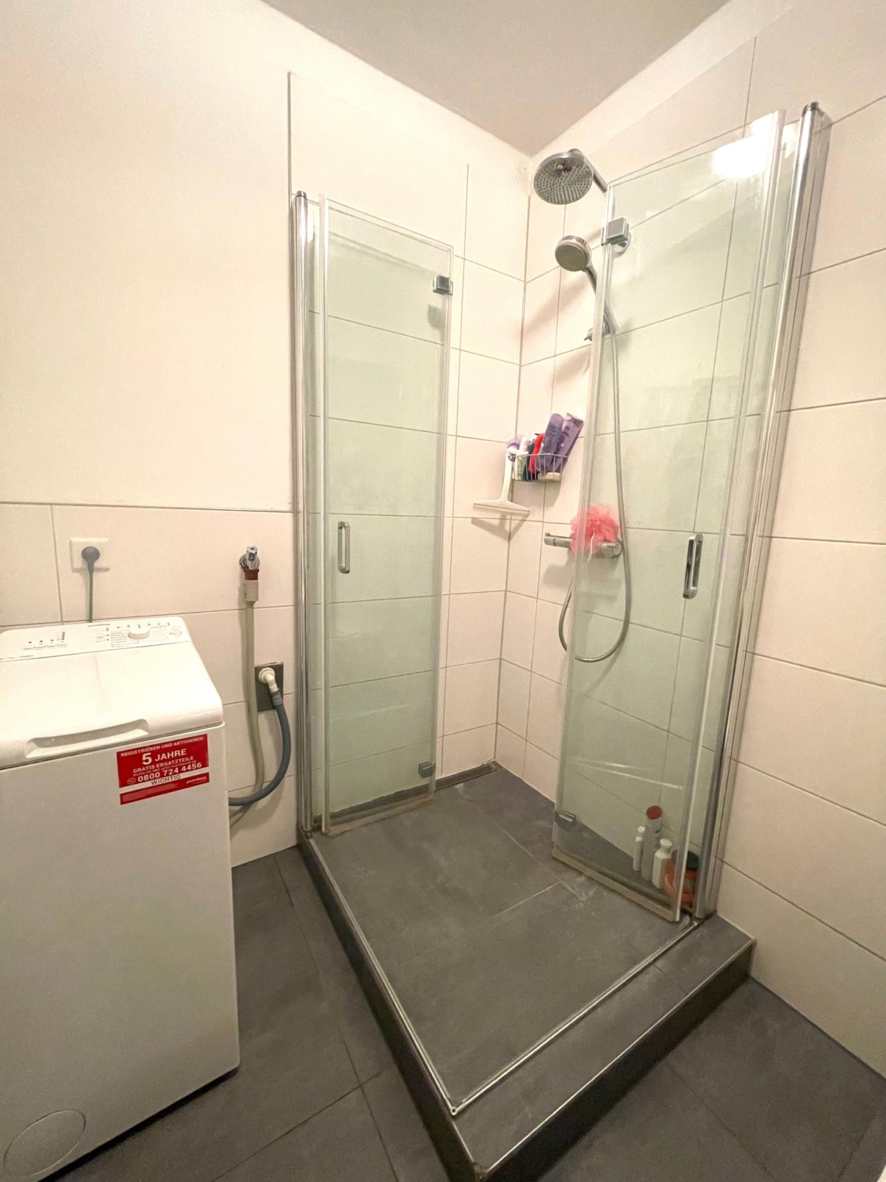 ... mit Dusche und Waschmaschinenanschluss. ... mit Dusche und Waschmaschinenanschluss.