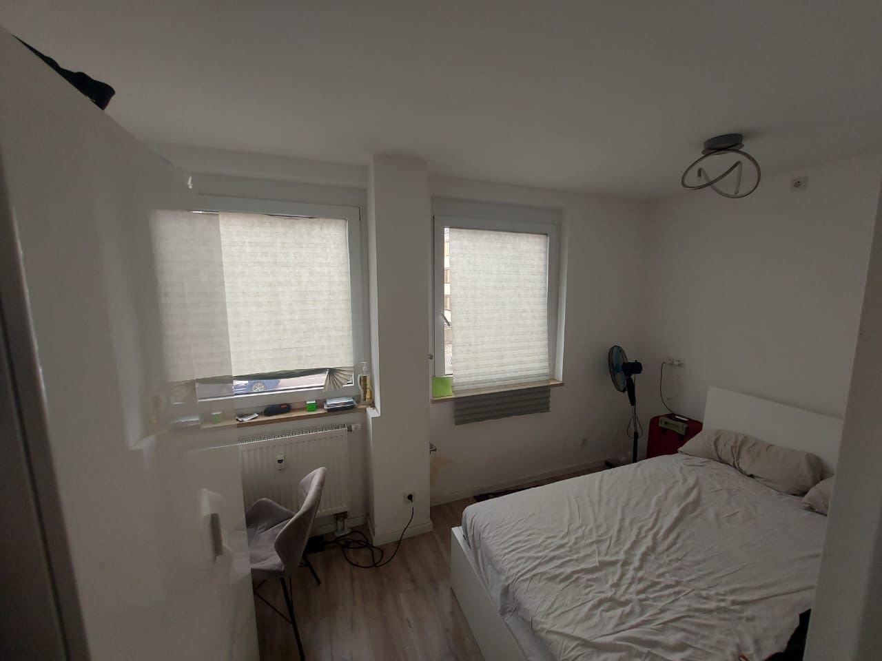 Zu vermietendes Zimmer... Zu vermietendes Zimmer...