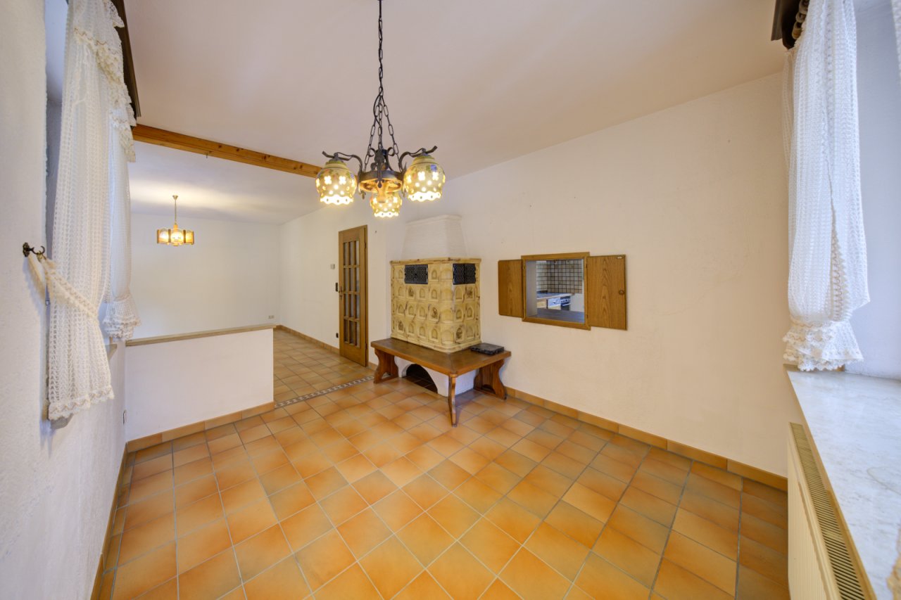 ... mit Kachelofen und Essbereich.