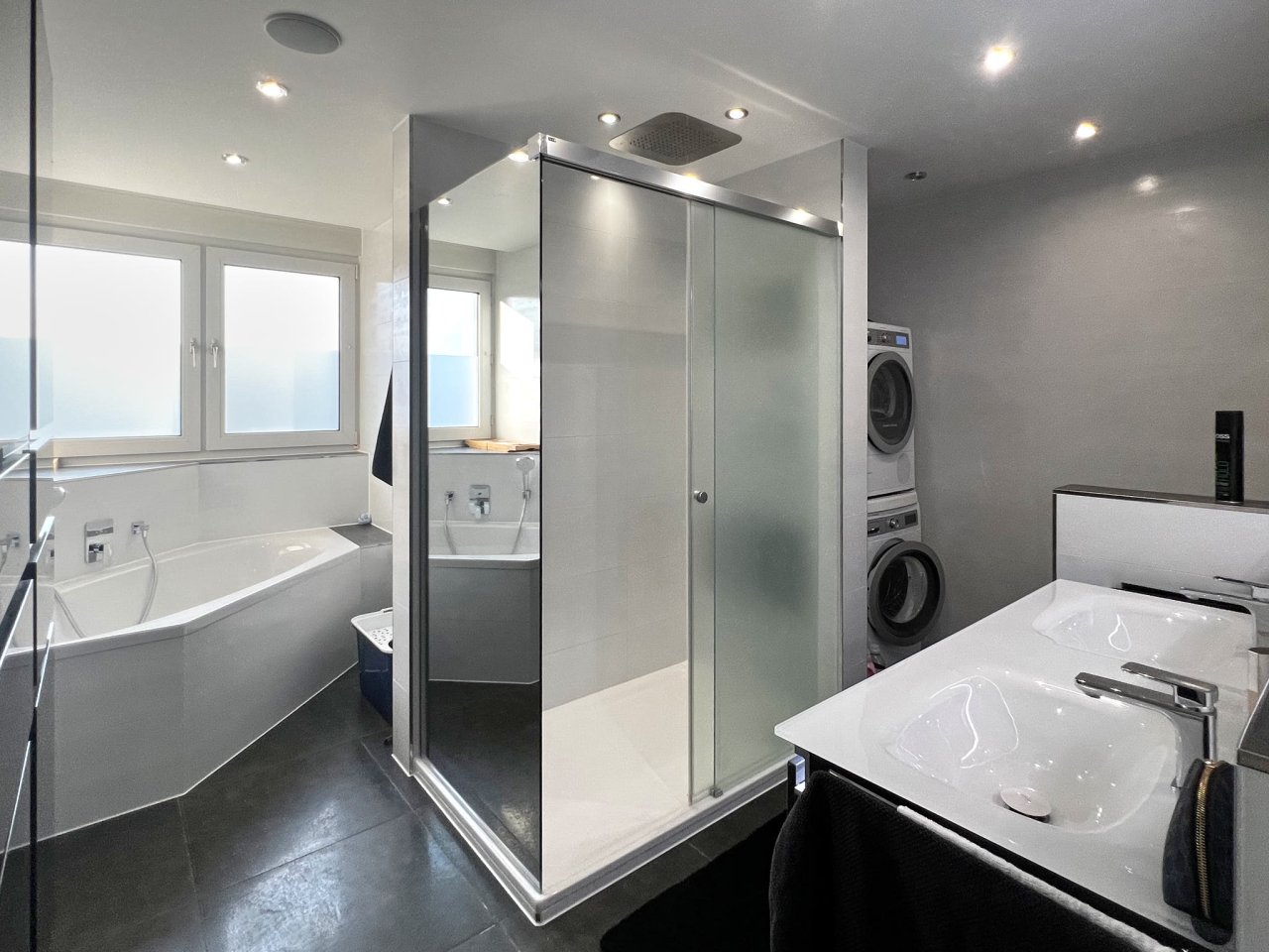 Tageslichtbad mit XXL-Dusche und Wanne