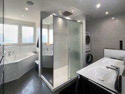 Tageslichtbad mit XXL-Dusche und Wanne