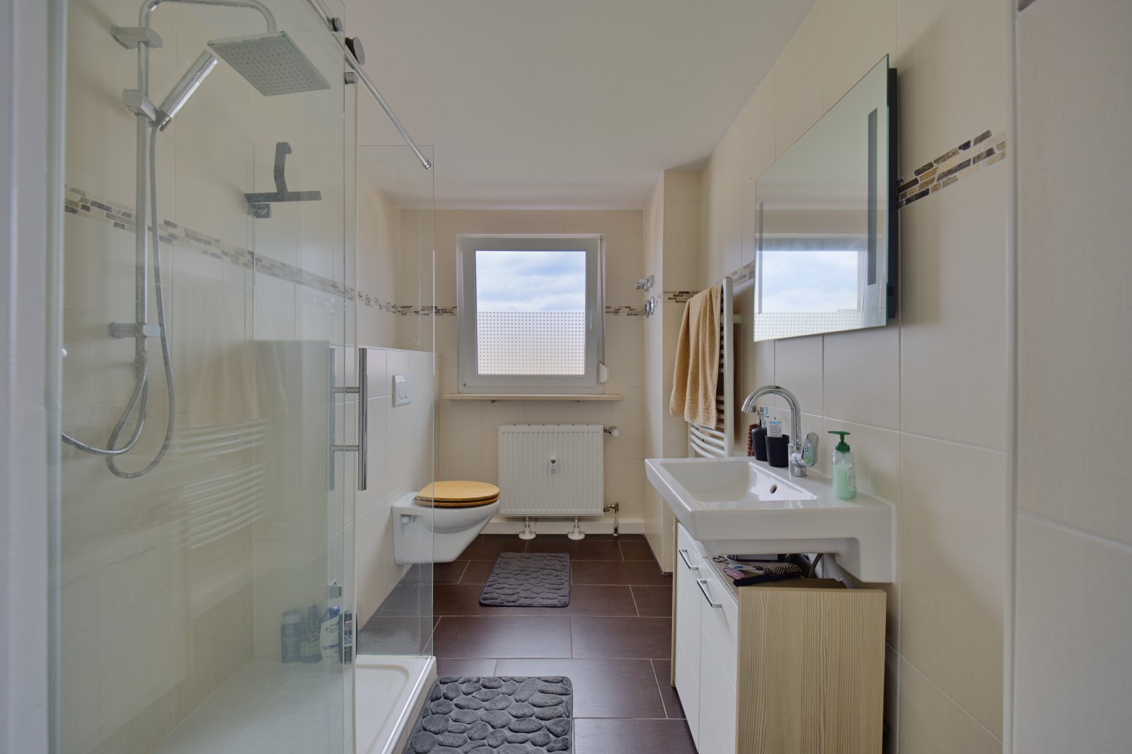 Modernes Badezimmer mit bodengleicher Dusche 