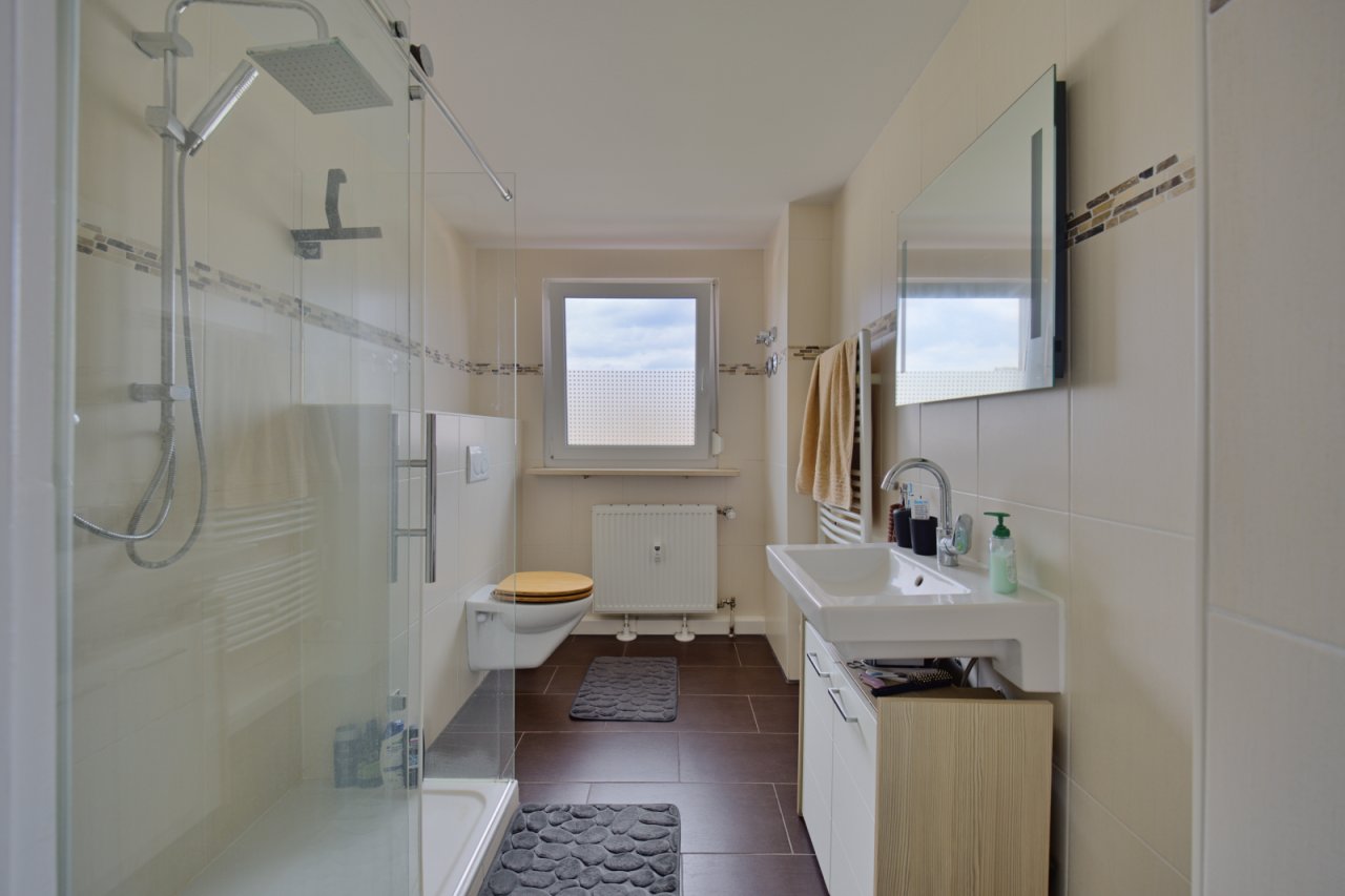 Modernes Badezimmer mit bodengleicher Dusche 