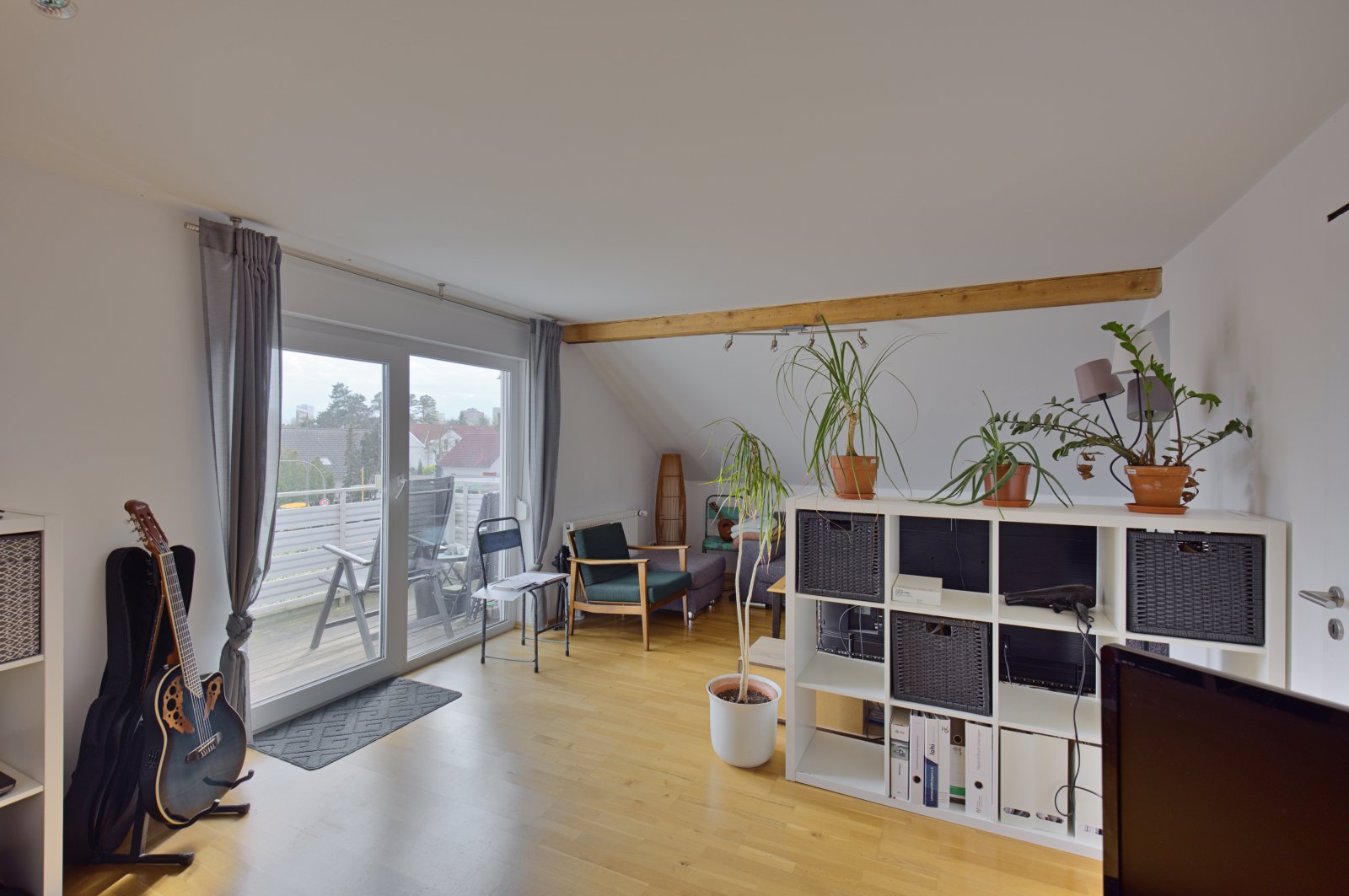 ... und mit direktem Zugang zum Balkon.