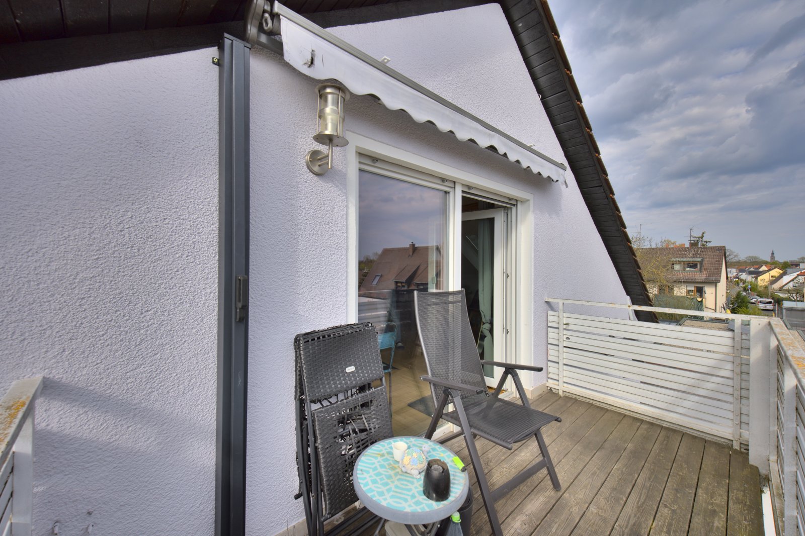 Sonniger Balkon mit Markise