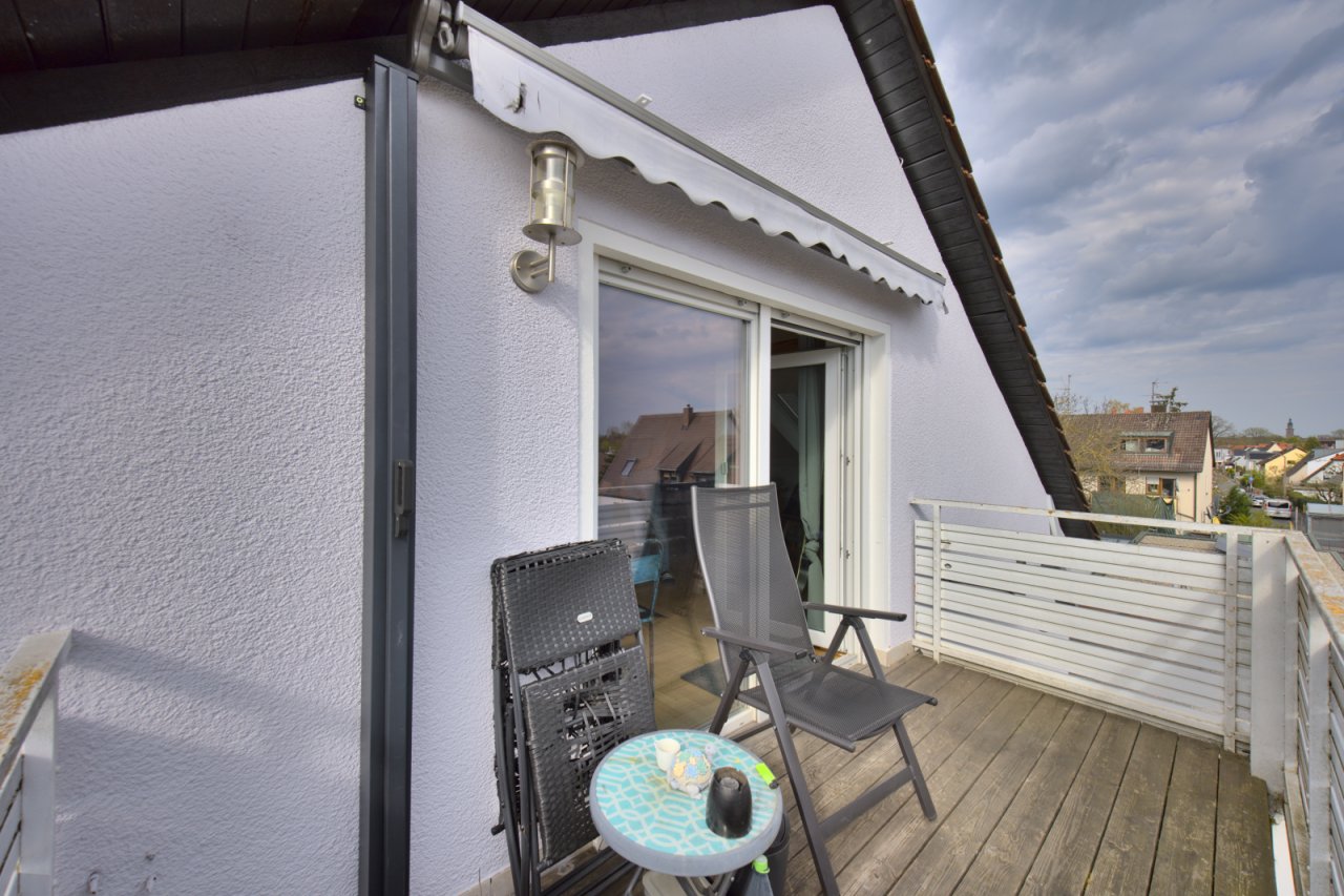 Sonniger Balkon mit Markise