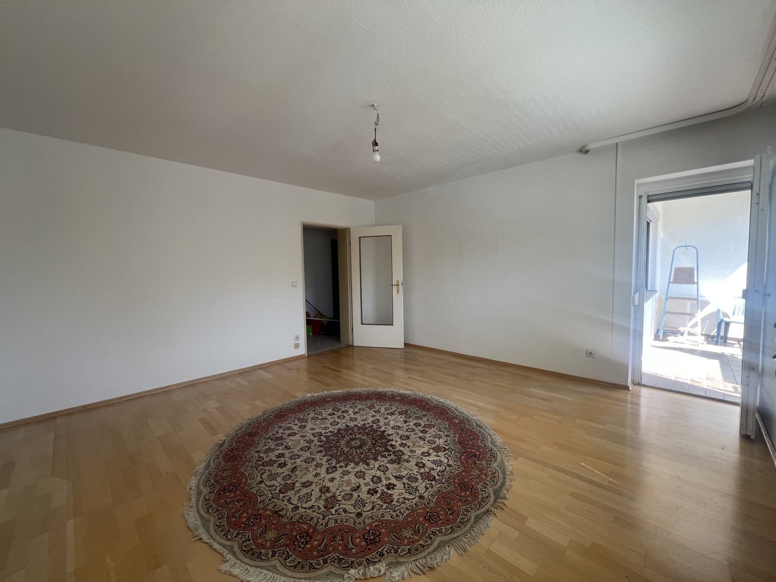 Geräumiges Wohnzimmer mit Zugang zur Loggia Geräumiges Wohnzimmer mit Zugang zur Loggia