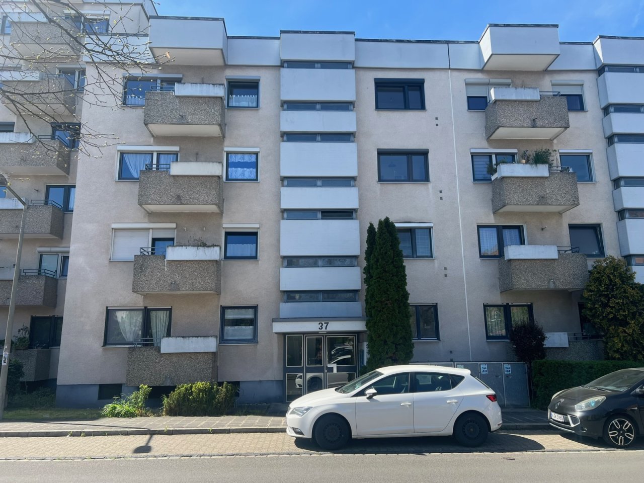 Gebäude Vorderansicht Gebäude Vorderansicht
