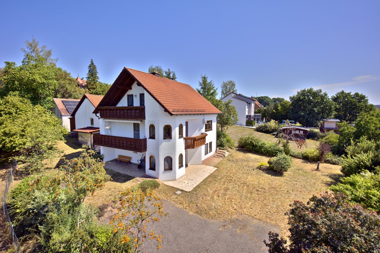 Attraktives Landhaus mit Einliegerwohnung und großem Garten Attraktives Landhaus mit Einliegerwohnung und großem Garten