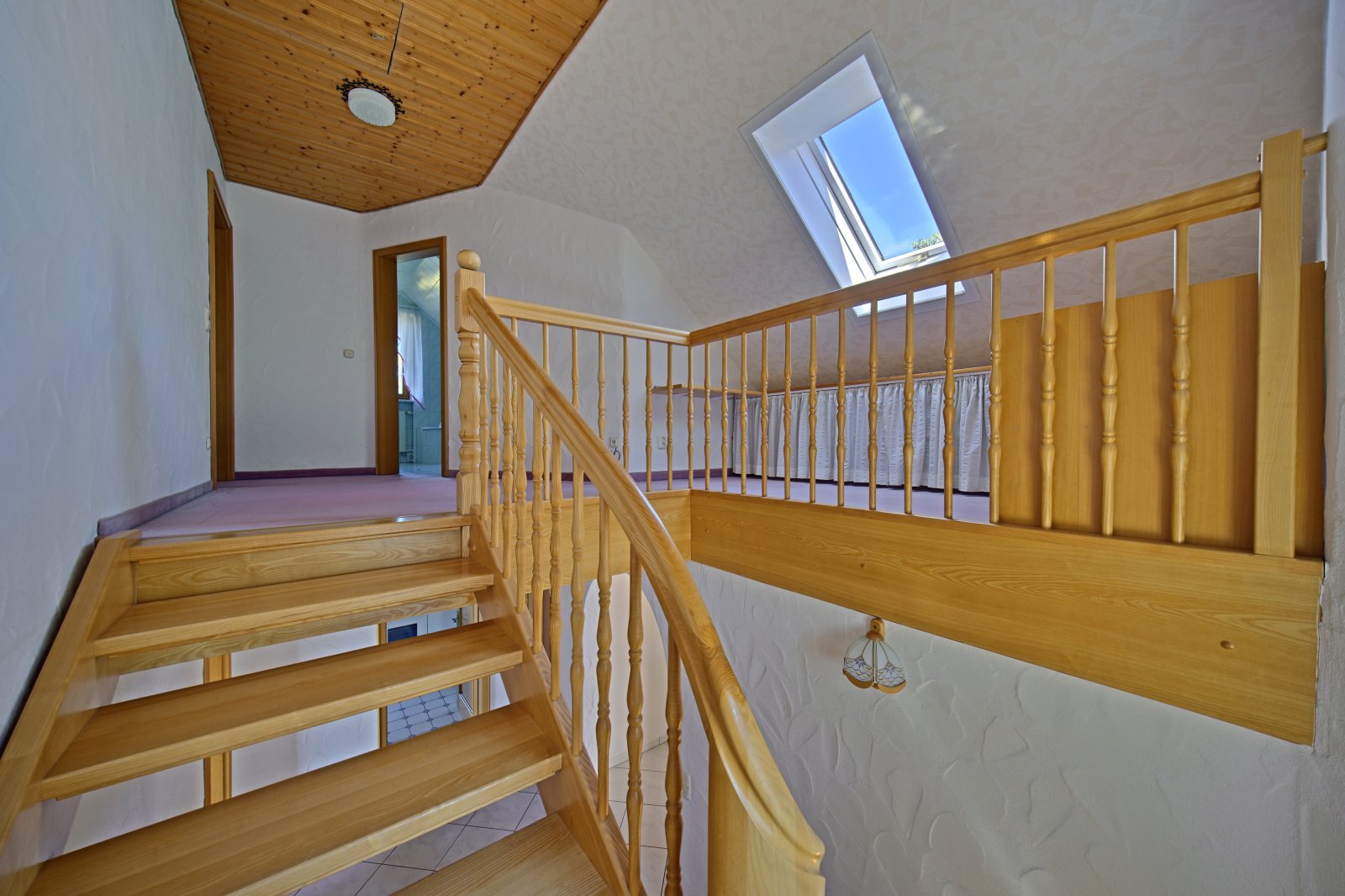 Treppenaufgang ins Dachgeschoss des Hauses Treppenaufgang ins Dachgeschoss des Hauses