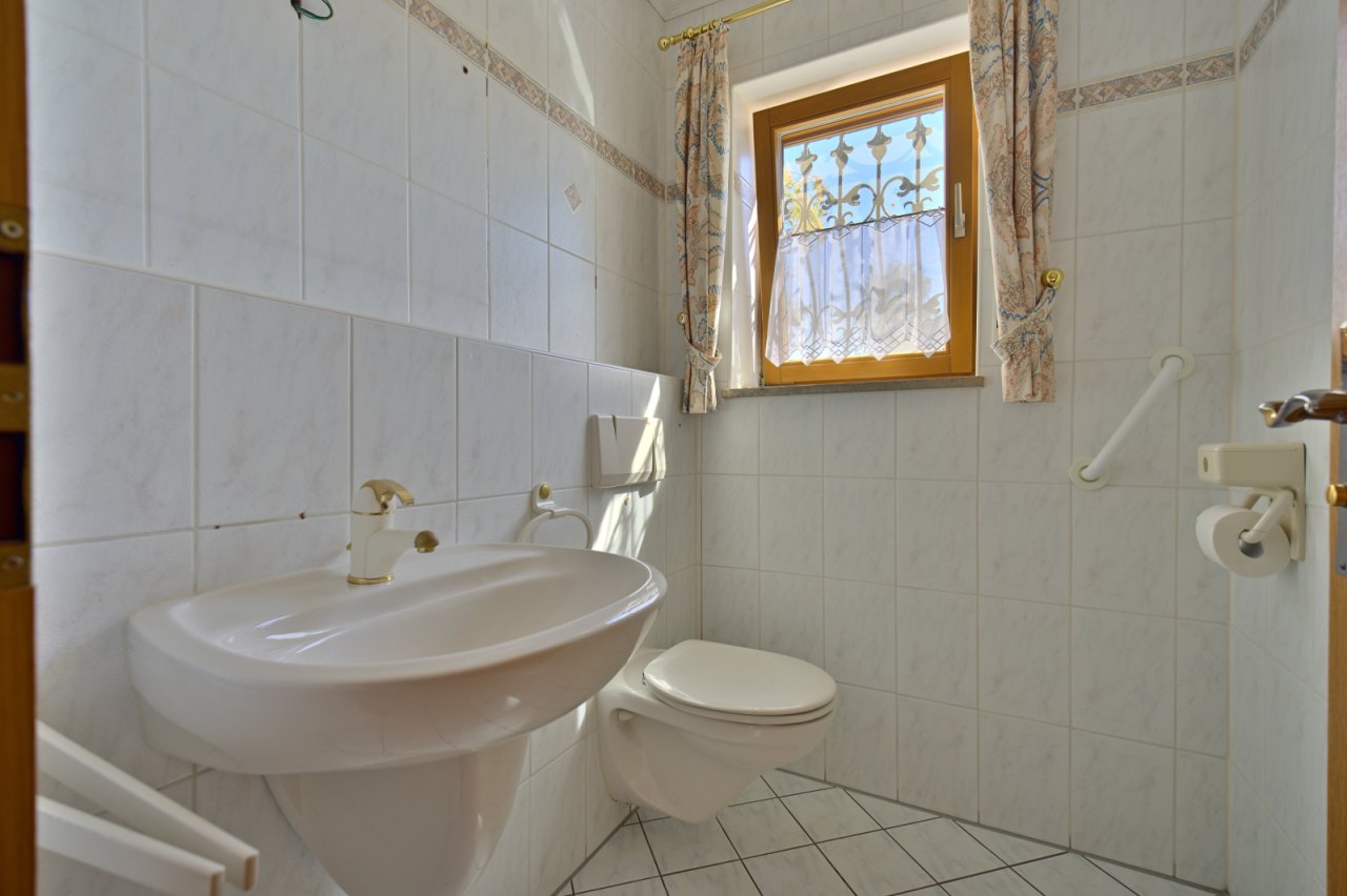 Gäste-WC im Eingangsbereich des Erdgeschosses Gäste-WC im Eingangsbereich des Erdgeschosses