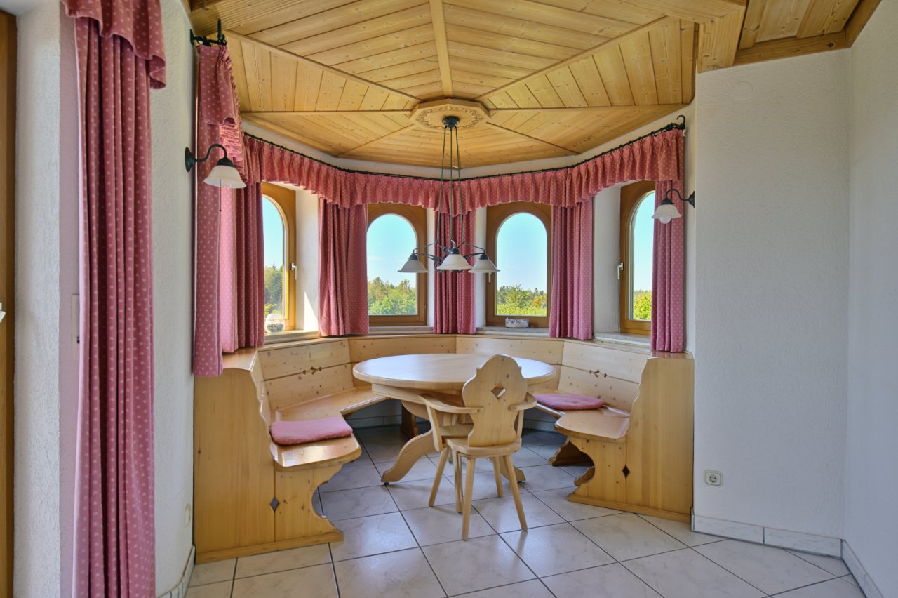 ... sowie einer gemütlichen Essecke mit Panoramablick. ... sowie einer gemütlichen Essecke mit Panoramablick.