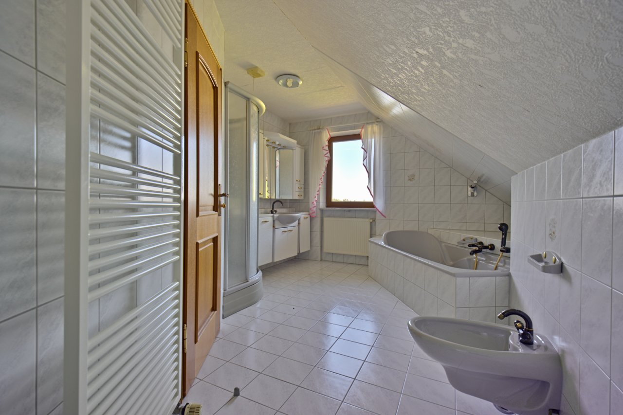 ... mit Eckwanne und Dusche. ... mit Eckwanne und Dusche.