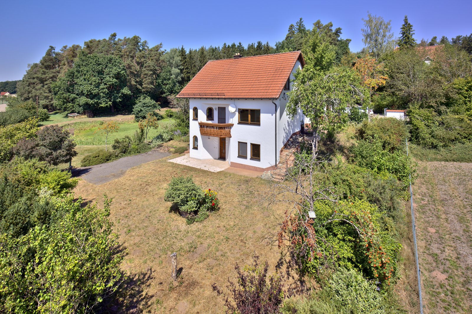 Rückansicht und Garten Rückansicht und Garten