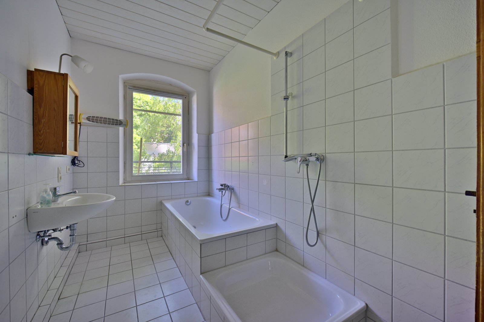 ... mit Badewanne und Dusche. ... mit Badewanne und Dusche.