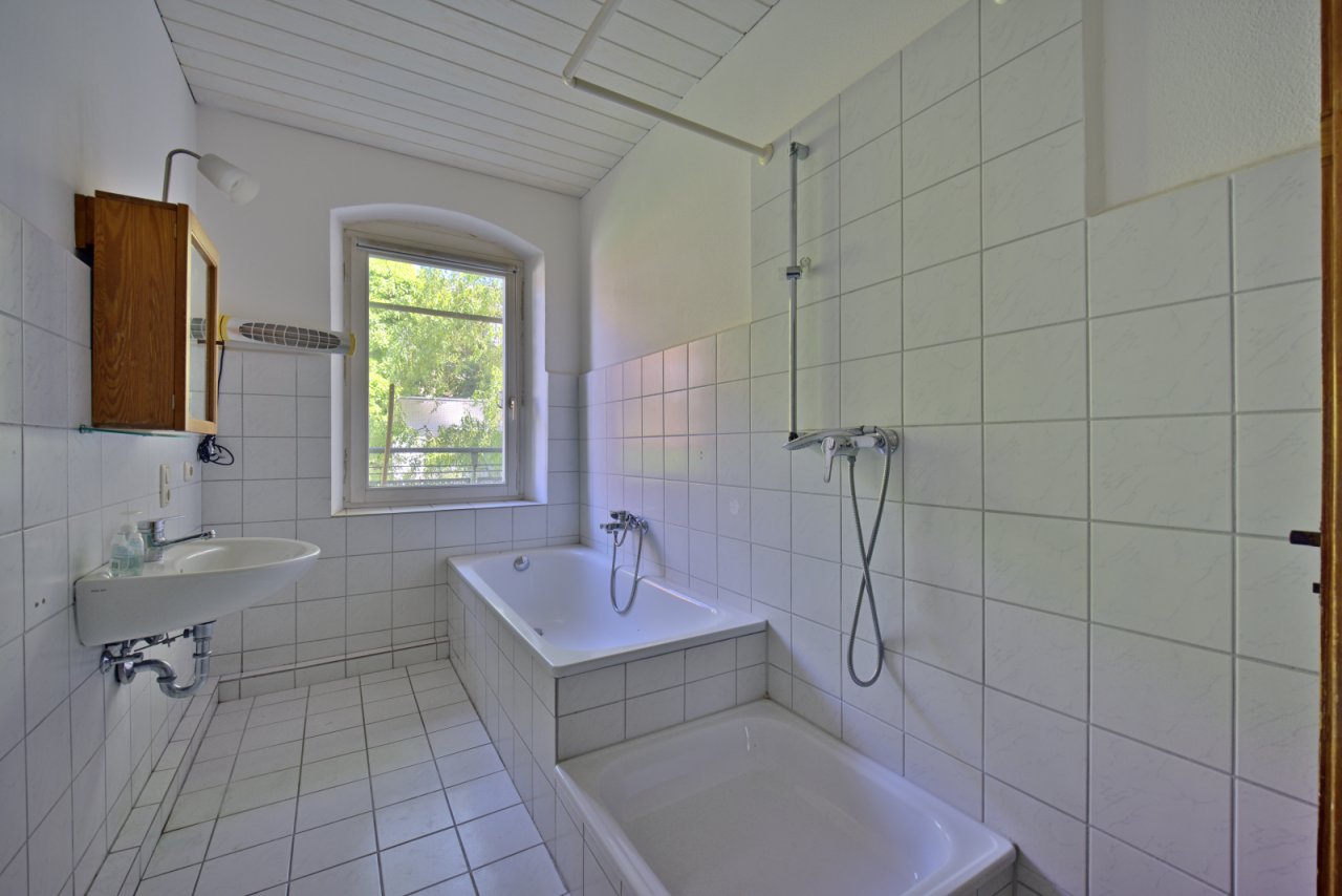 ... mit Badewanne und Dusche. ... mit Badewanne und Dusche.