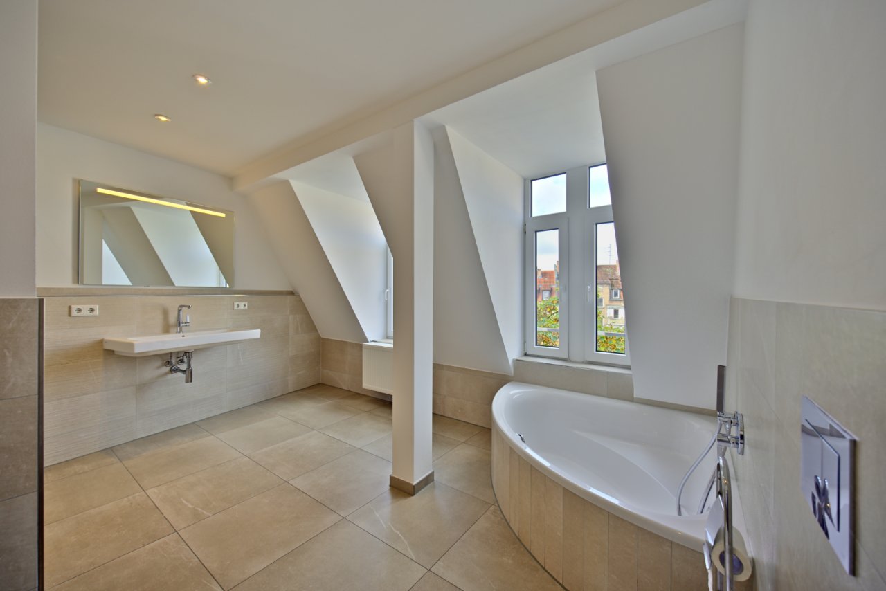 Modernes Tageslichtbad mit Eckbadewanne... Modernes Tageslichtbad mit Eckbadewanne...